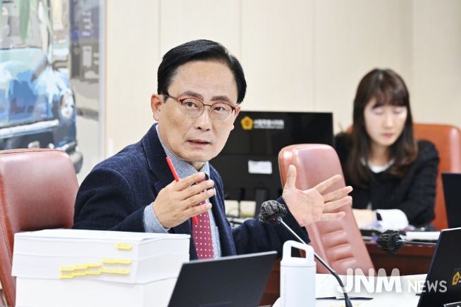 김형재 의원이 10일 열린 서울시의회 제333회 정례회 문화체육관광위원회 행정사무감사에서 서울시체육회 사무처장에게 질의를 하고 있다.