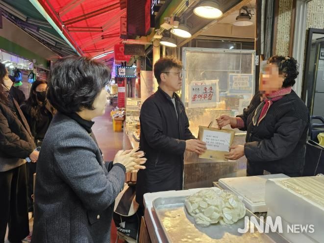 지난 15일 부천시약사회는 부천제일시장 상인들에게 일반의약품을 무료로 배부했다.