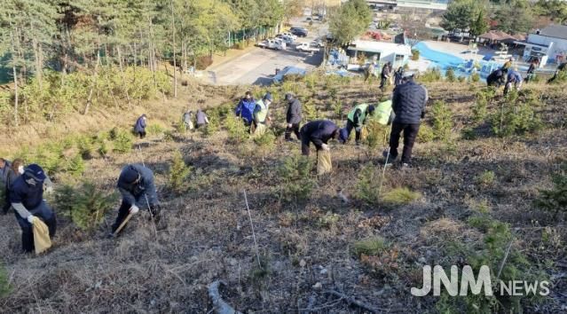 18일 안산시 백운공원에서 열린 비료시비 행사에서 참여자들이 고형복합비료 시비 활동을 진행하고 있다.