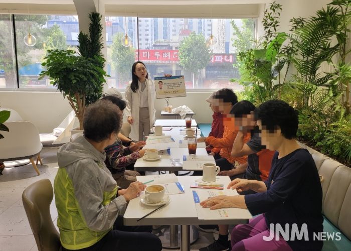 지난 9월 26일 정도너츠 광명점에서 왕내과 당뇨병 교육이 진행되고 있다.