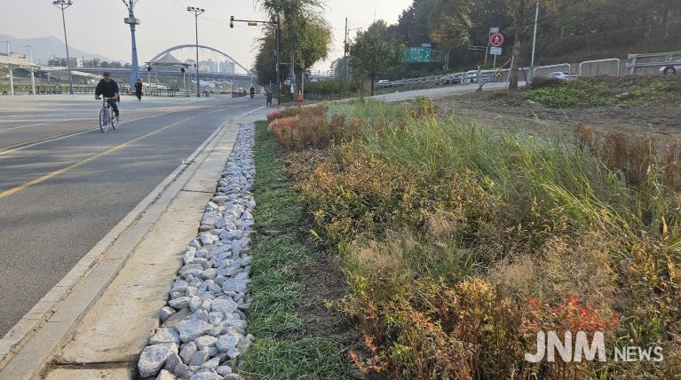 중랑천 이화교 일대에 조성된 그라스원