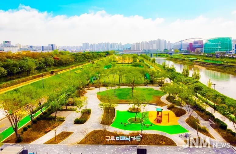 안양천변을 따라 조성된 ‘구로 피크닉가든’의 전경 모습