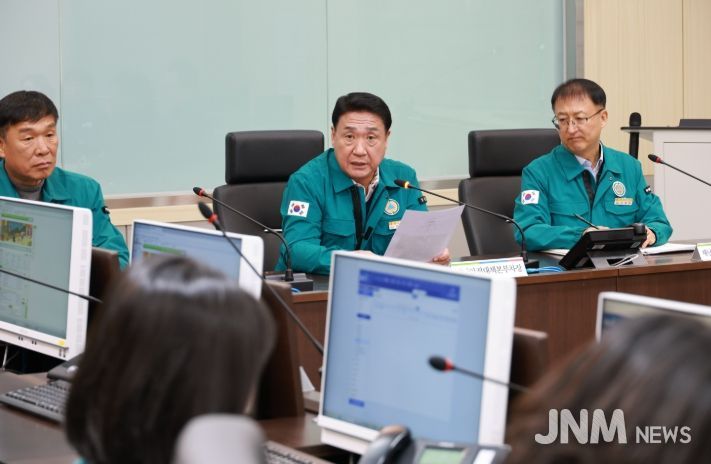 정영철 영동군수 재난안전대책상황실 비상근무 직원들 노고 격려