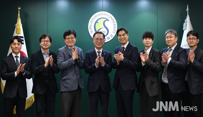 서울AI재단-성균관대학교 업무협약식 체결 (가운데 왼쪽 유지범 성균관대학교 총장, 오른쪽 김만기 서울AI재단 이사장)