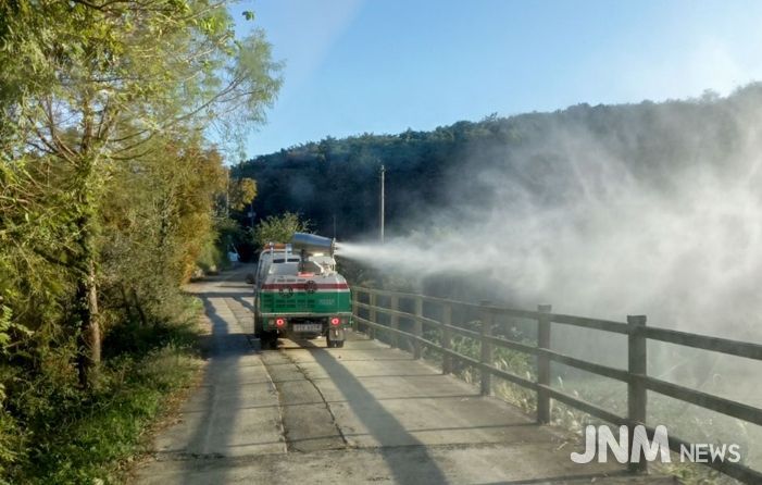 창녕군 소독차량, 철새도래지 소독 중인 모습