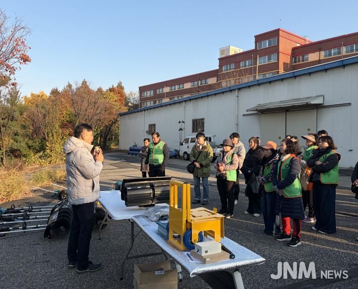 부천시는 지난 19일 60여 명의 공무원과 부천시 자율방재단원을 대상으로 소형 제설장비 작동요령 교육을 시행했다.