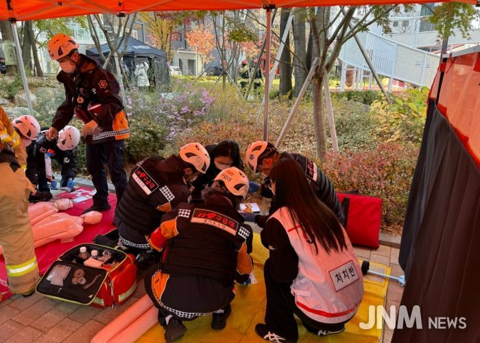 지난 19일 트리우스광명(광명시 광이로 95)에서 '대형화재 재난상황 대응 및 다수사상자 구급대응 합동훈련'이 진행되고 있다.