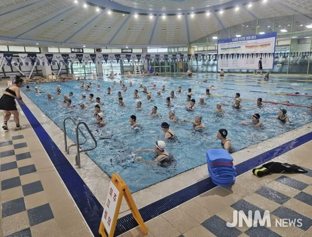 충주시, 어르신 수중운동교실 ‘효과 만점’