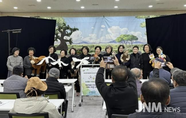 인형극 공연 후 인사하는 출연진