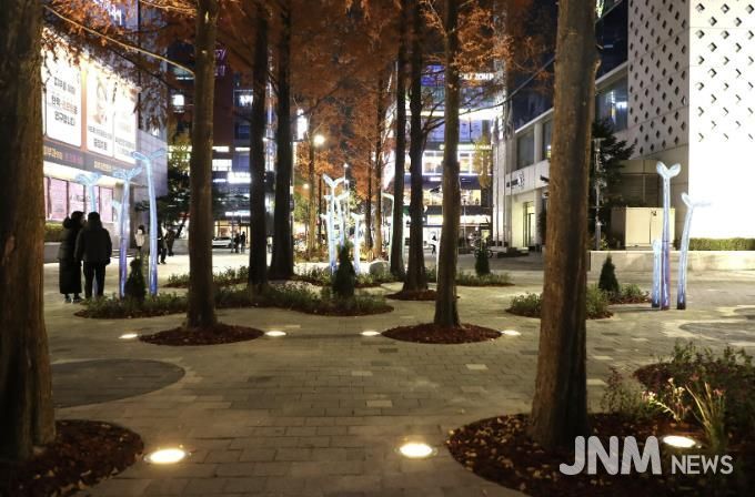 바닥 조명이 새롭게 설치된 서현역 공공공간의 모습