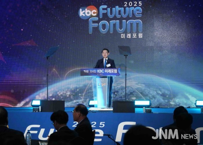 김영록 전라남도지사가 26일 여수 소노캄호텔에서 열린 ‘제4회 KBC미래포럼’ 행사에서 인사말을 하고 있다.