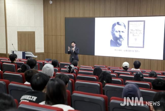 이상일 용인특례시장이 26일 단국대학교 국제관에서 학생들을 대상으로 리더십 특강을 하고 있다.
