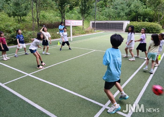 ‘건강한 돌봄놀이터’에 참여해 신체 활동 중인 어린이들