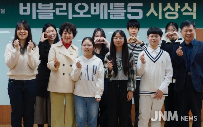 시상식에서 안필연 대표이사(좌측 세번째), 정구선 도서관본부장(우측 첫 번째)이 수상자들과 포즈를 취하고 있다.