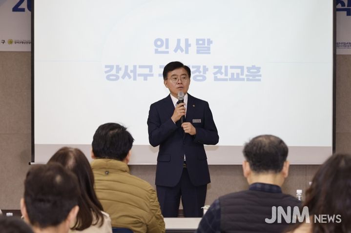 진교훈 서울 강서구청장이 강서구보건소에서 열린 ‘마음건강친화학교 인증식’에 참석해 인사말을 하고 있다.