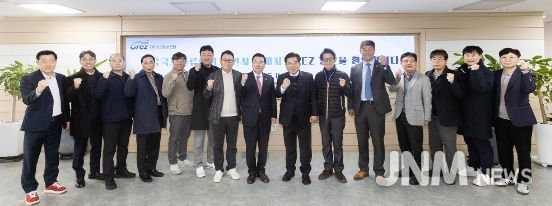 광양만권경제자유구역청 청사에서 한국국제물류협회 회원사 관계자들이 광양항 및 광양만권 산업단지 현장시찰에 앞서 구충곤 청장 등과 함께 기념촬영을 하고 있다.