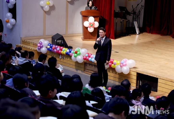 '2025년 지역아동센터 연합문화제'에서 인사말하는 정원오 성동구청장