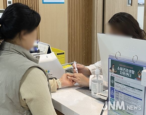 소하건강생활지원센터에서 지역 주민들을 대상으로 당화혈색소 검사가 진행되고 있다.
