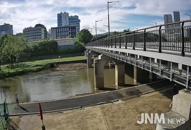 보도교 신설 및 차도부 재포장을 완료한 서현교 현장 사진