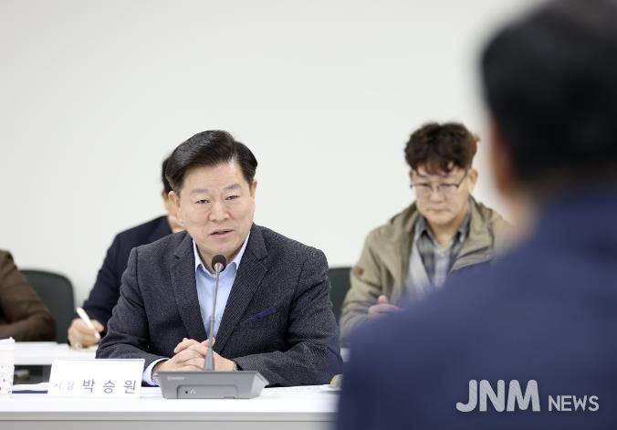 박승원 광명시장이 지난 11월 한국토지주택공사(LH) 광명시흥사업본부에서 김용석 대도시권광역교통위원장을 만나 광명시흥 공공주택지구 광역교통개선대책 추진을 촉구하고 있다.