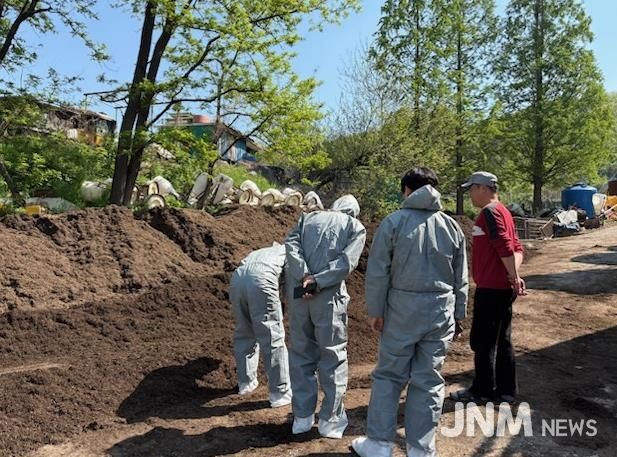 (전문가 컨설팅) 악취 전문가가 아산시 소재 축산농가를 방문해 악취저감을 위한 방안을 마련하기 위해 시설을 점검하고 있다.