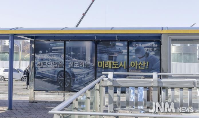 홍보게시대 좌측과 우측면 사진