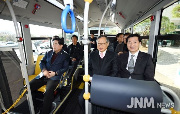 ‘밀양시 1호 수소저상 시내버스 시승식’에서 참석자들이 버스 주행 성능과 탑승 환경을 확인하고 있다.