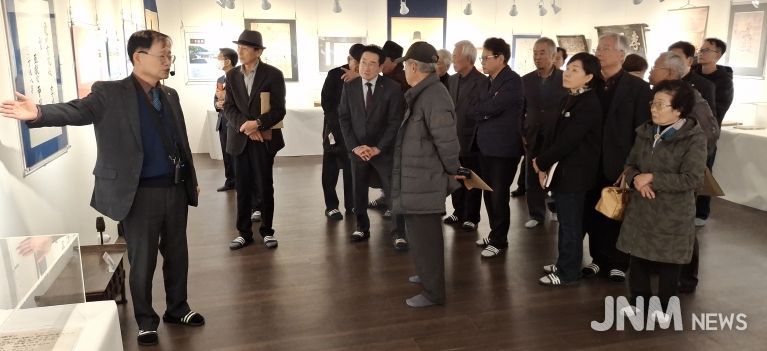 영천역사박물관 제2전시관에서 진행 중인 창녕조씨 영천문중 유물기획전 전시 모습