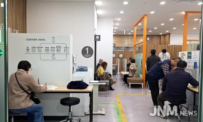 구로구보건소 건강관리센터를 방문한 주민들이 대사증후군 검진과 건강상담을 위해 대기하거나 설문지를 작성하고 있다.