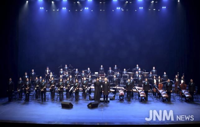 안산시립국악단이 4일 안산문화예술의전당 해돋이극장에서 제69회 정기연주회 '월드 오케스트라 Ⅶ'를 진행하고 있다.