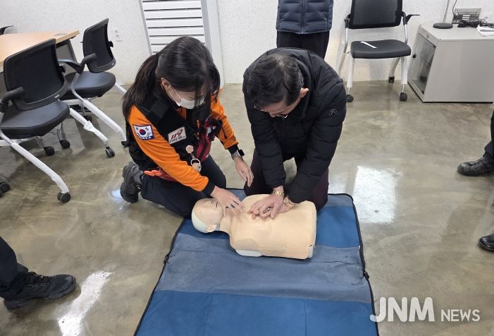 창녕정기시장 상인회에서 소방서로부터 전통시장 안전점검과 병행한 심폐소생술 교육을 받고 있다.