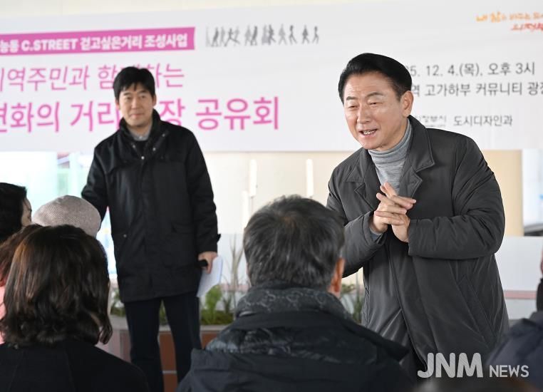 김동근 시장이 12월 4일 가능역 고가하부 커뮤니티 조성 공간에서 ‘지역주민과 함께하는 변화의 거리 현장 공유회’를 진행하고 있다.