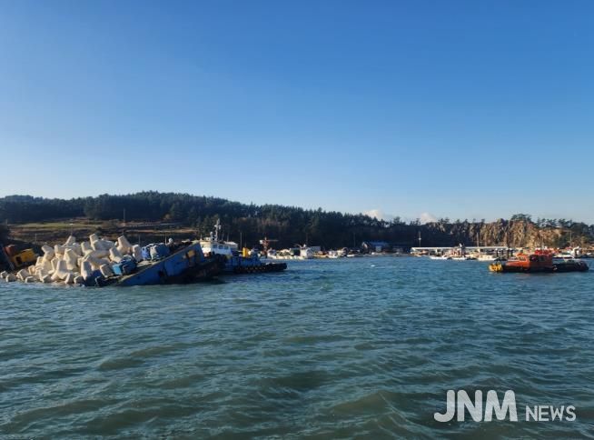 완도 청산도 항내서 바지선 기울어 침수... 완도해경 신속 대응