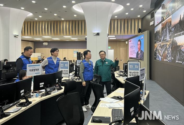 김성보 서울시 행정2부시장이 5일 7시 30분 서울시청 지하3층 제설 종합대책 상황실을 찾아 주요 간선도로의 교통종합상황을 확인하고 있다.