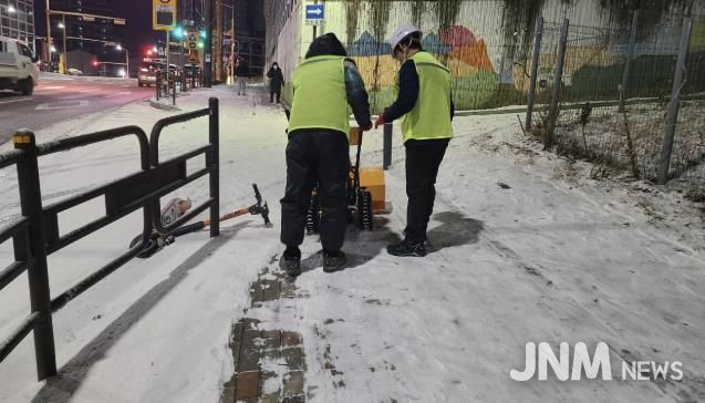 보행로 제설작업 현장 모습