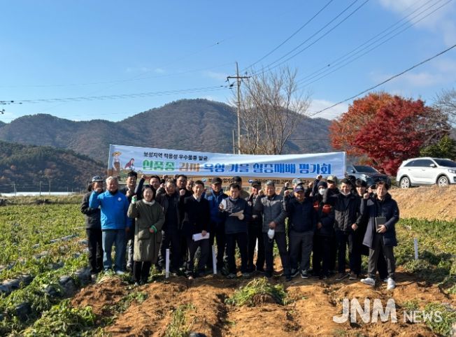 보성군이 지난 4일 득량면 비봉리에서 ‘2025년 신품종 감자 육성 가을 실증 재배 평가회’를 개최했다. 사진은 평가회 참여자들의 기념 단체 사진