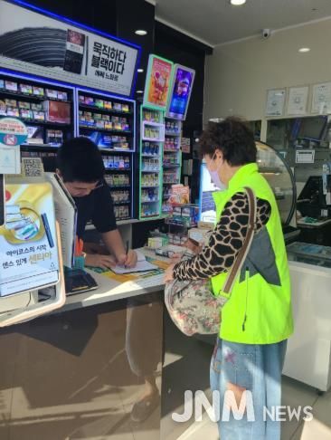 보건소 지도점검단이 금연 구역에서 지도․점검하는 모습