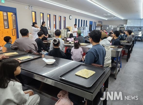 강남교육지원청이 6일 아빠와 자녀를 대상으로 주관한 학부모연수 참가자들이 울산제과제빵학원 고동훈 원장의 설명을 듣고 있다