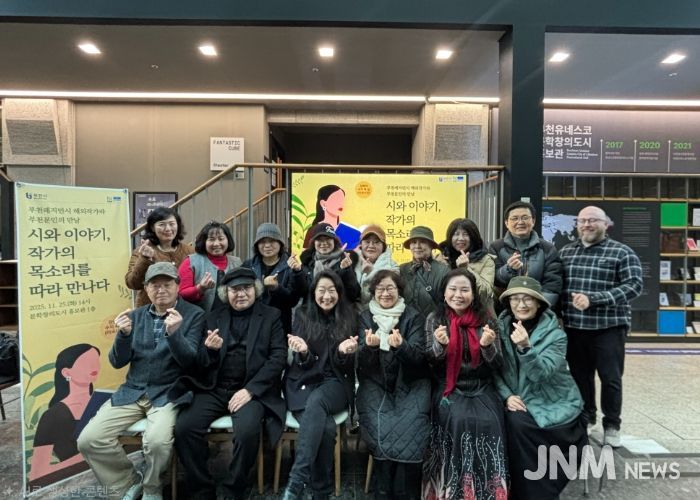 수지 곽 김과 부천문인들이 단체 사진을 찍고 있다.