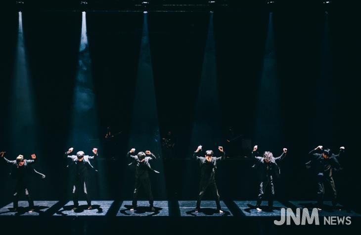 세계 유수의 도시와 축제에 초청받은 현대무용단 모던테이블의 <다크니스 품바>가 영덕에서 박력넘치는 공연을 펼쳐 환호를 받았다.