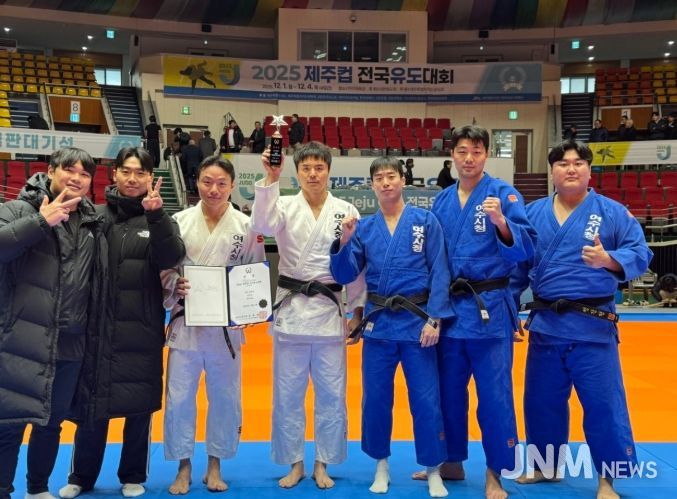 2025 제주컵 전국유도대회에서 우수한 성적을 거둔 여수시청 유도팀 선수단