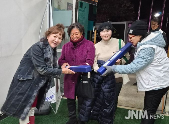 동두천시 생연1동 바르게살기운동위원회, 태극기 나눔 캠페인 전개