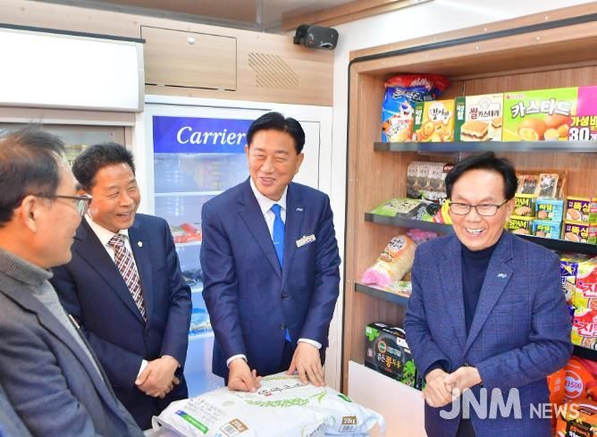 김한종 장성군수가 이동장터 차량 내부를 살펴보며 담소를 나누고 있다.