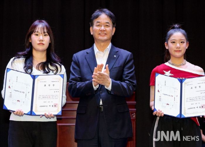 이동환 고양시장과 모범 청소년 치어리더 표창장 수상 기념촬영