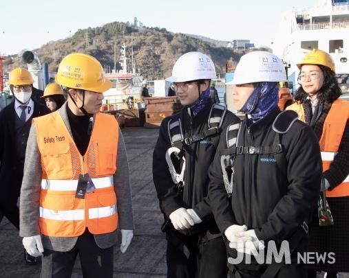 8일 김대중 전라남도교육감이 ㈜여수해양을 찾아 현장실습 안전․환경을 점검하고, 실습생을 격려를 전하고 있다.