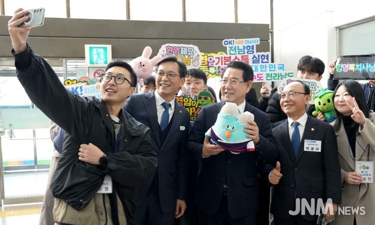 8일 영암군민회관 대회의실에서 열린 ‘영암군 정책비전 투어’ 행사에 참석한 김영록 전라남도지사가 영암군청 직원들과 함께 기념촬영을 하고 있다.