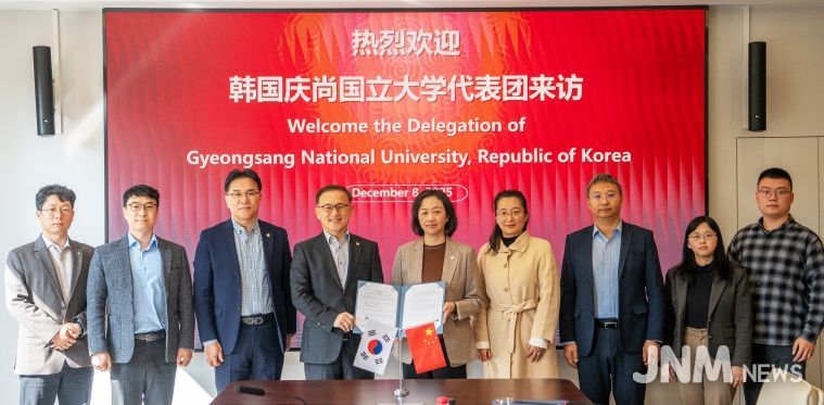 경상국립대학교 권진회 총장이 12월 8일 상하이전기대학 시이 공(Siyi Gong) 총장과 학술 및 학생 교류에 관한 양해각서(MOU)를 체결하고 있다.