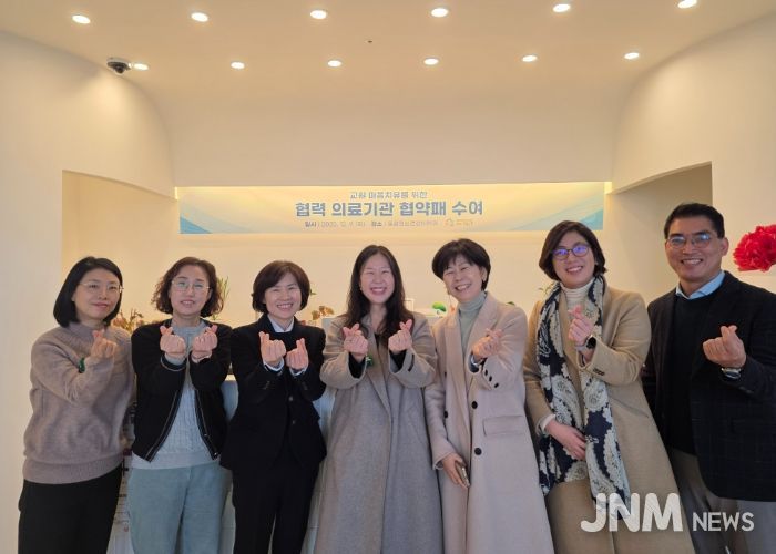 2025년 12월 9일에 학교지원본부, 동행정신건강의학과 관계자들이 함께한 협약패 수여 행사 모습