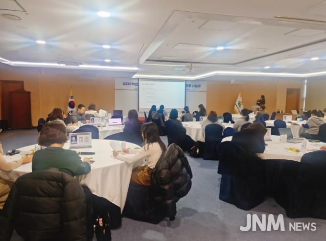 울산지역 초등교사들이 9일 교육청 집현실에서 초등영어교육 우수 성과를 공유하고 있다