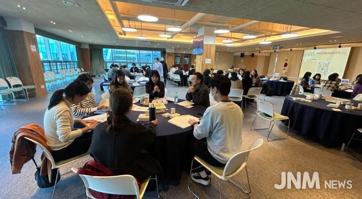 강남지역 초등교사들이 9일 '지역 연계 주제 중심 수업 나눔회'에서 우수사례 연수를 듣고있다